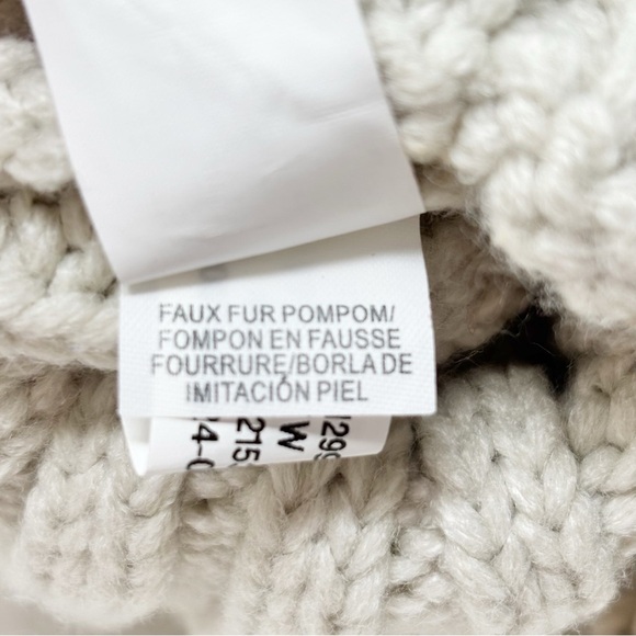 UNDER ARMOUR Women’s Beige Gray Pom Pom Beanie Logo Ribbed Knit Faux Fur OS - Picture 7 of 7